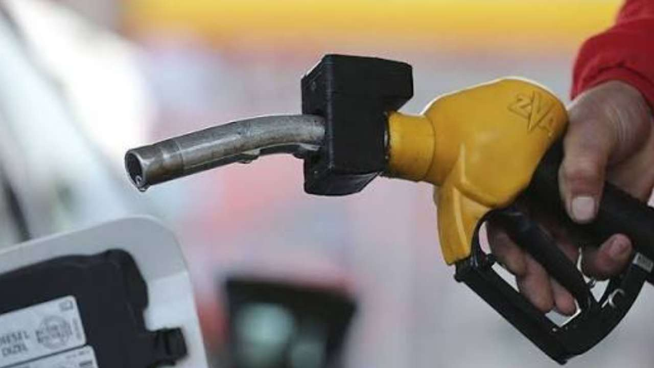 Motorin ve benzine tek kalemde inanilmaz zam tabelayi goren inanamadi sw87Vahx